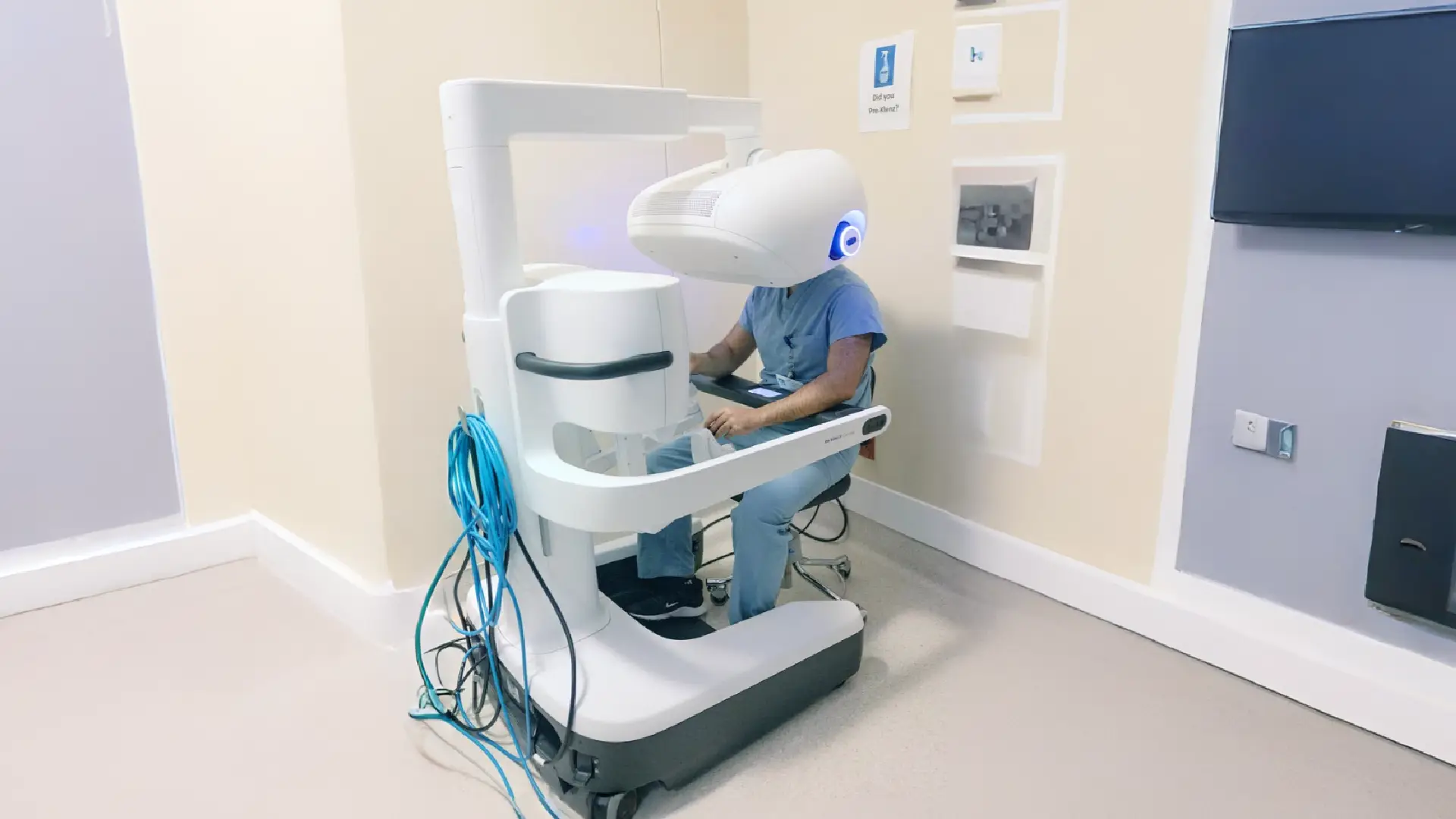 Dr. Juan José Torrent, the first oncological surgeon accredited in Spain to operate with the Da Vinci 5 robot