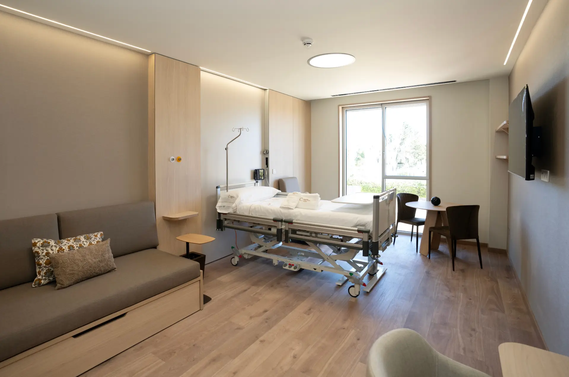 Individual suite-style room at Memorial Publio Cordón Hospital designed around the recovery of the oncology patient
