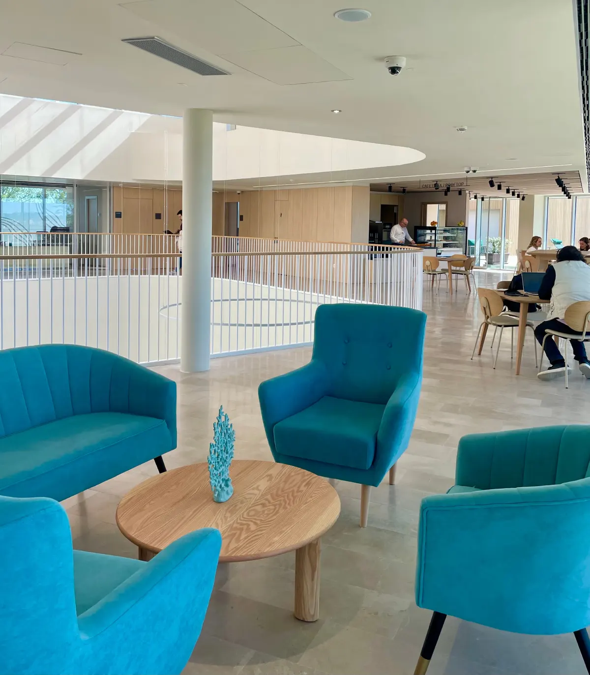 Rooftop del hospital con vistas abiertas